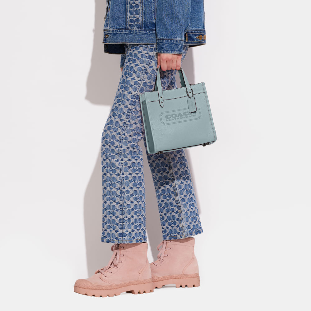 Bolsa Field Tote 22 Coach Azul - coach