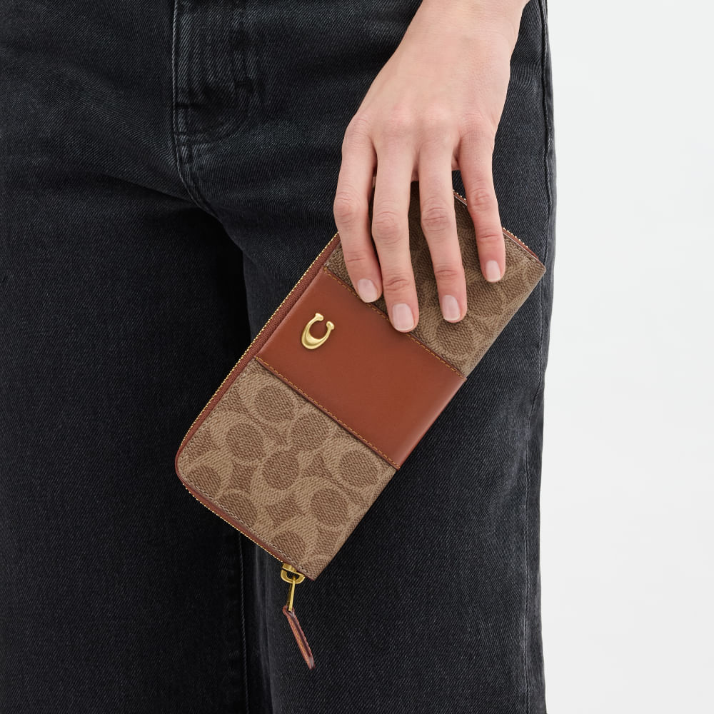 Carteira Essential Slim Accordion Zip Signature Coach Marrom - coach
