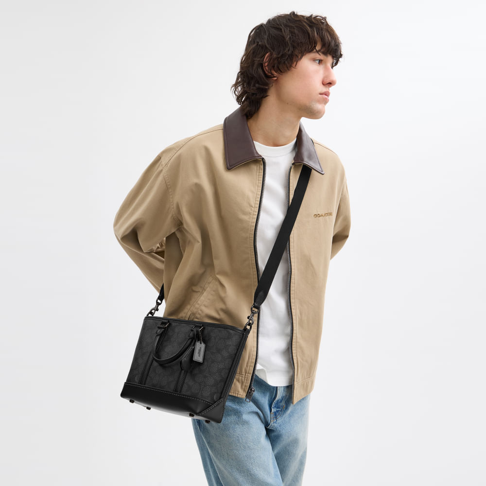 Bolsa Metropolitan Carryall 22 Signature Coach Cinza - coach